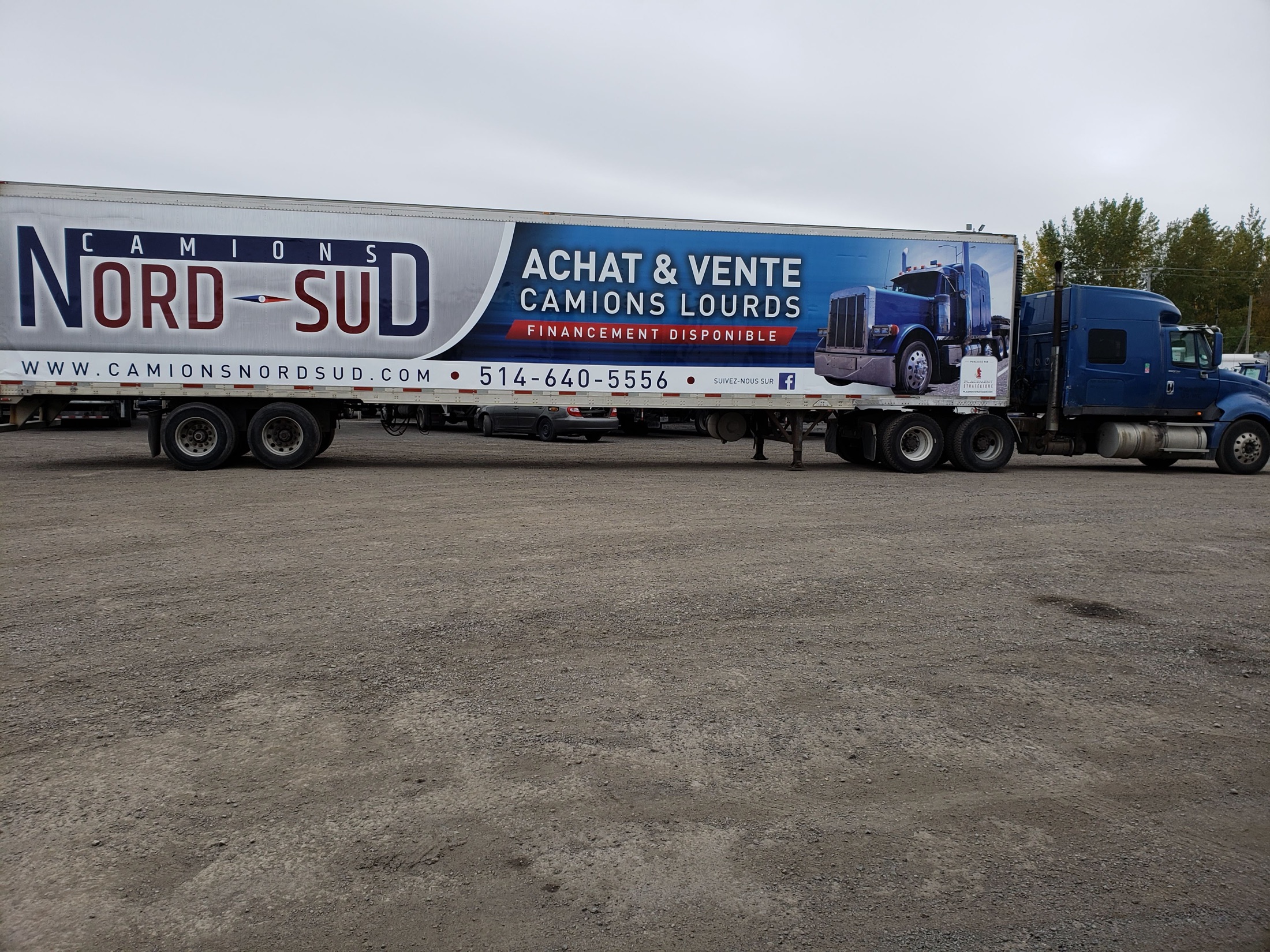 Photographie réelle d’une remorque Camions Nord Sud lettrée et attelée à un tracteur.